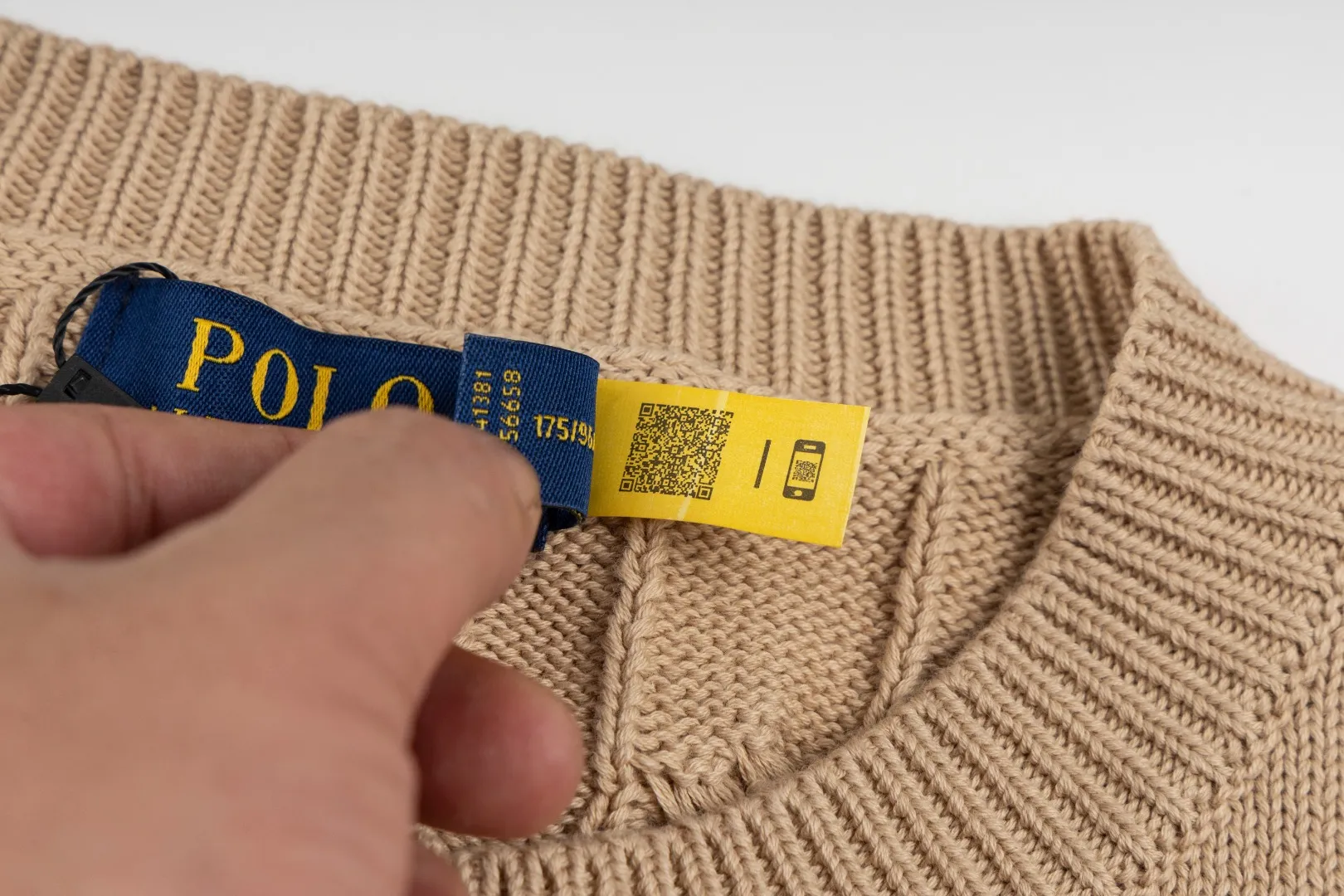 P230 #R93 RALPH LAUREN Ralph Lauren twelve colors classic small label embroidery logo seven-button knitted cable cardigan sweater women's top, high-density LOGO embroidery on the chest, original customization of tag accessories. Made of pure cotton yarn, pure cotton is skin-friendly and comfortable, small label war horse embroidered twist button cardigan sweater 🐎 high quality, follow the blogger to learn how to wear it! Let’s buy a Ralph Lauren cable sweater. It’s a super hard-to-find series after it became popular. It’s hard to find one on the official website. It’s simple and practical to wear, with a lazy and loose feel. The thickened fabric has more texture, feels soft and delicate, and has a loose fit. Whether worn alone or layered, you can wear different styles of fashion with just one piece!   Size: